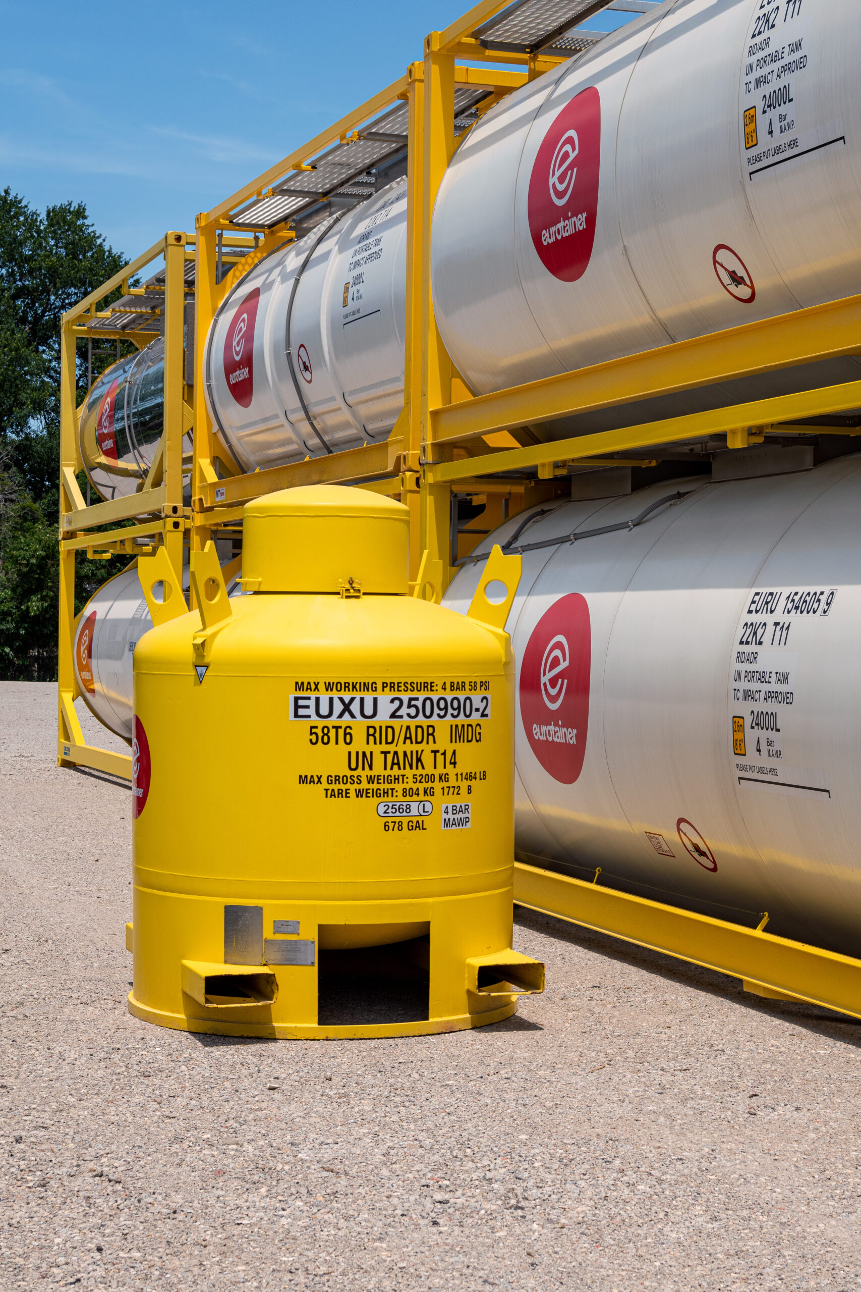 small portable tank t50 for liquid transportation - eurotainer