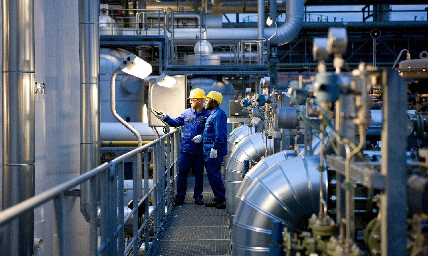 technician working on hydrogen cylinder on plant - eurotainer