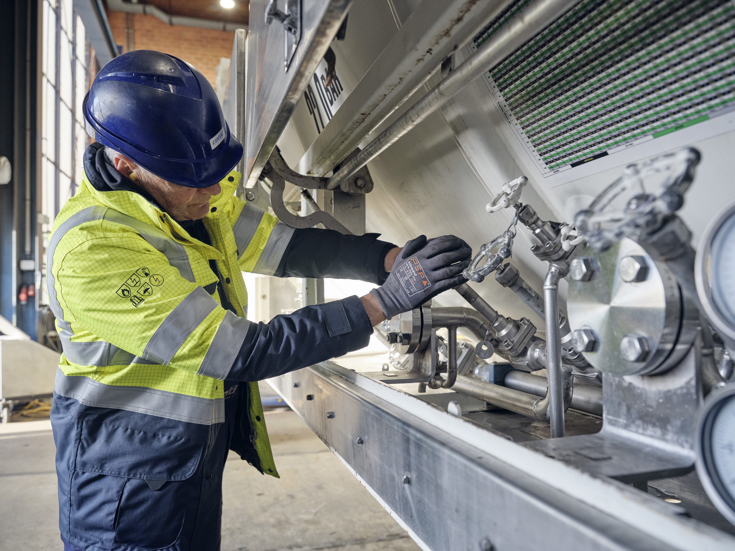 cryogenic tank container with technician valves