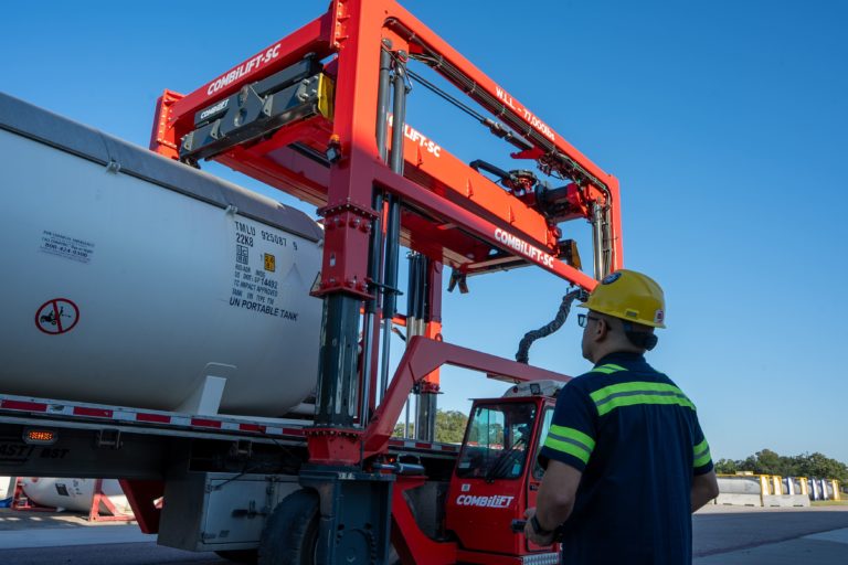 Eurotainer - container lift with gas container control by technician