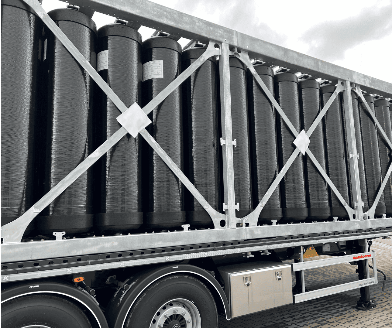 Hydrogen tank container with cylinder MEGC Side picture of H2 trailor eurotainer