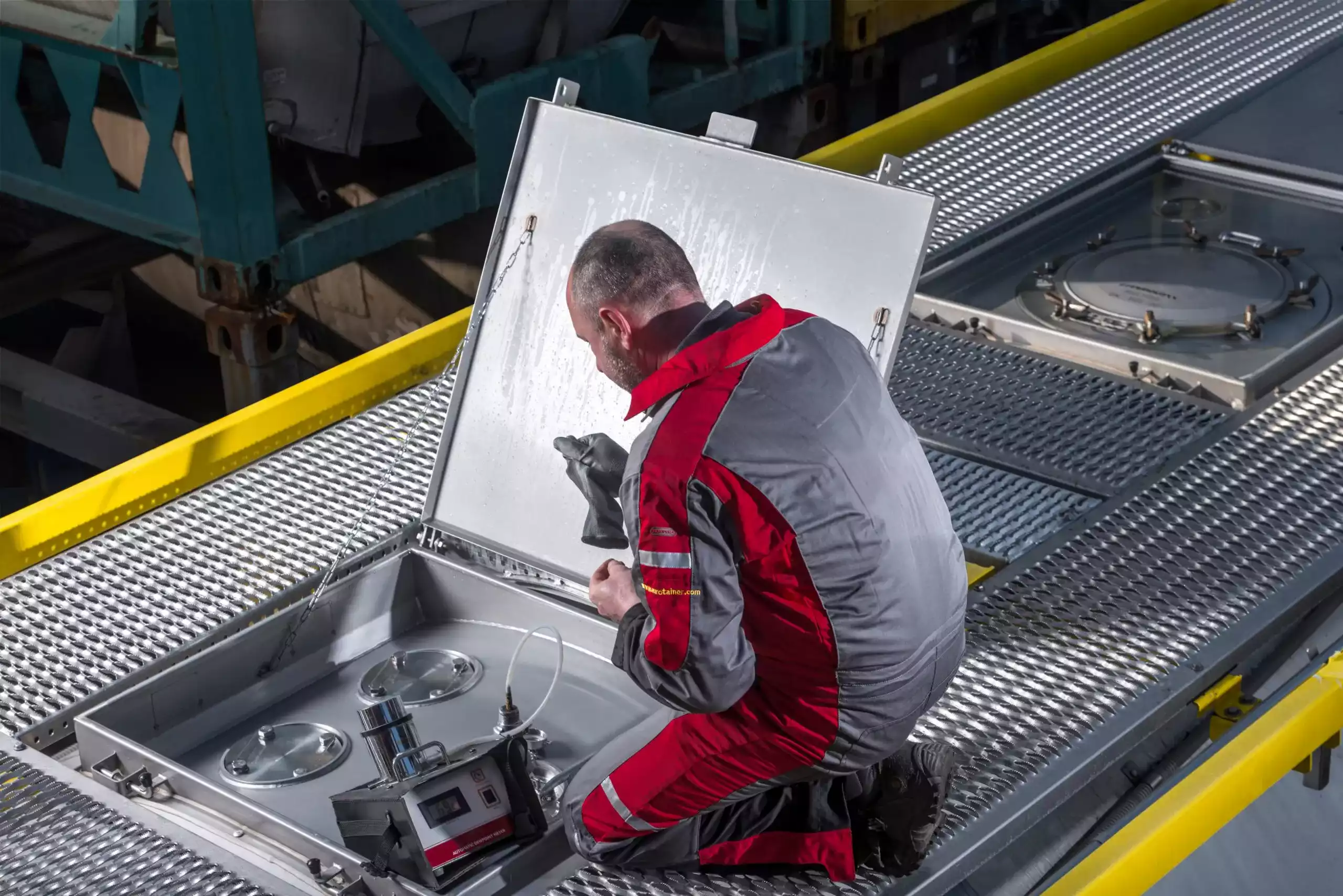 Maintenance repair with technician on tank container - eurotainer