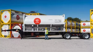Technician-looking-at-cryogenic tank container-on-chassis-T75 eurotainer