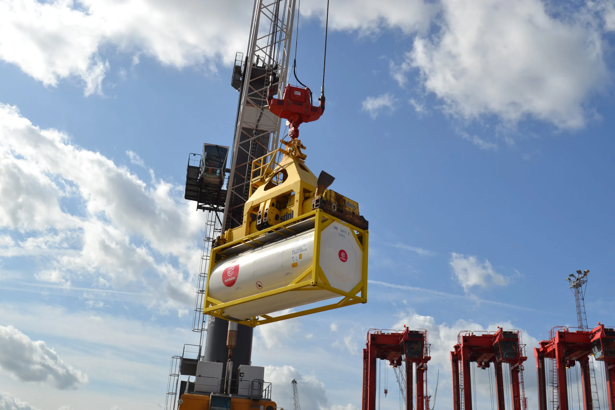 tank container liquid with large lift eurotainer