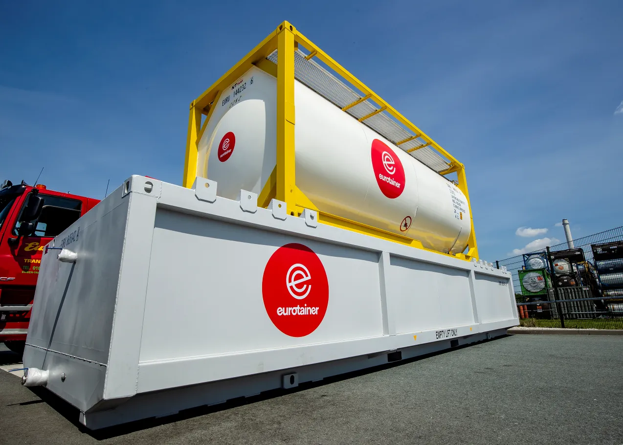 Spilltainer use by tank container liquid - eurotainer