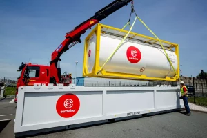 Tank container liquid on spilltainer with technician - eurotainer