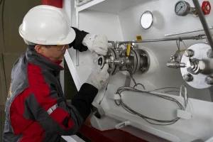 Technician installing-gasket-in-gas-tank-valves - eurotainer