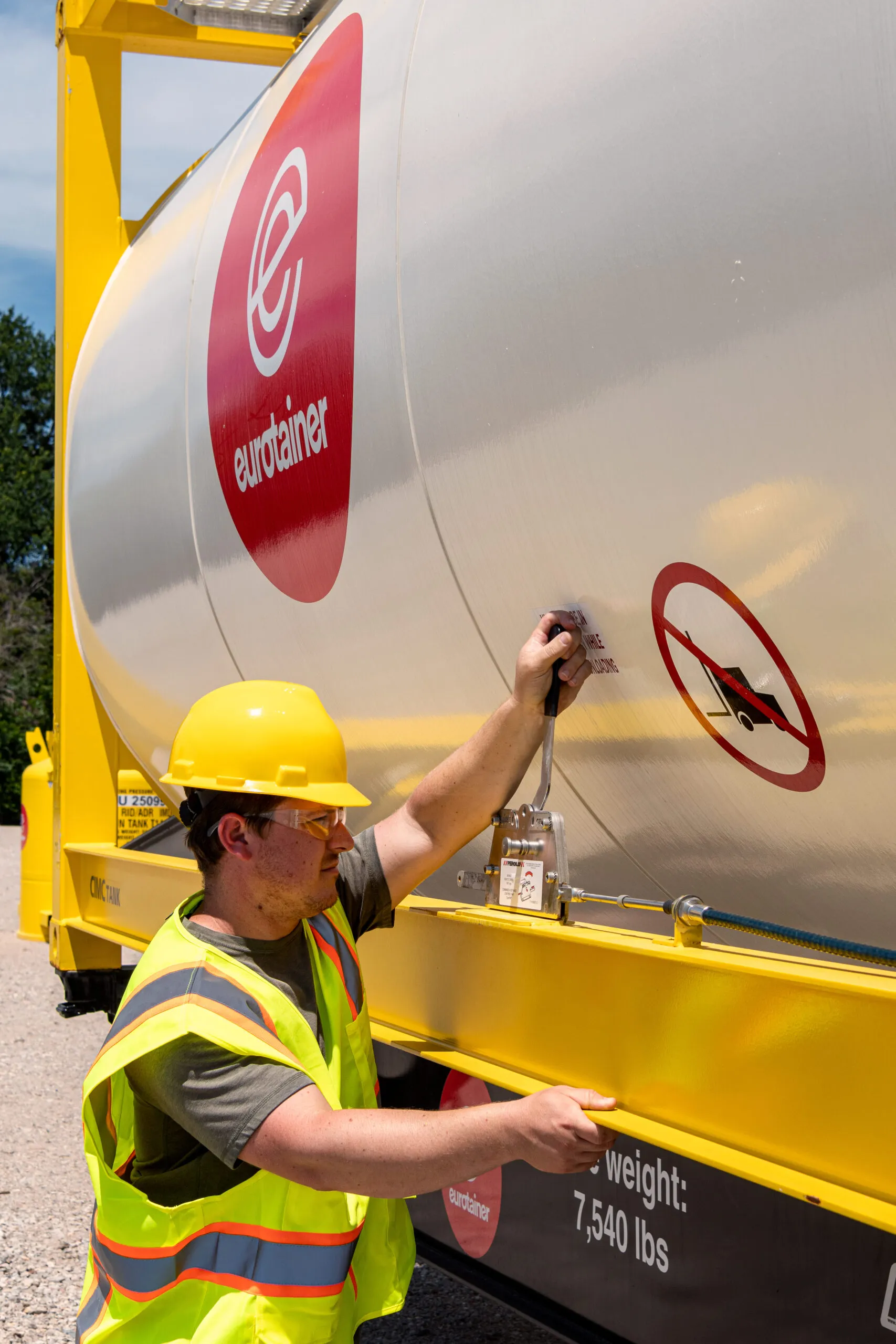 Liquid tank container with technician handling valves - eurotainer