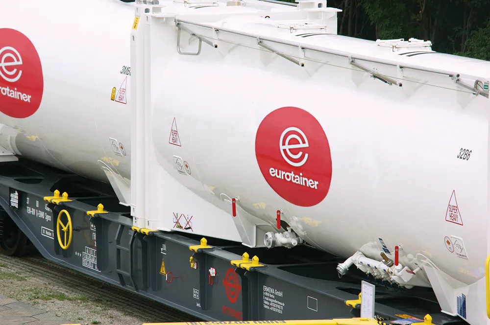 Cryogenic tank container on railcar - eurotainer emerwa