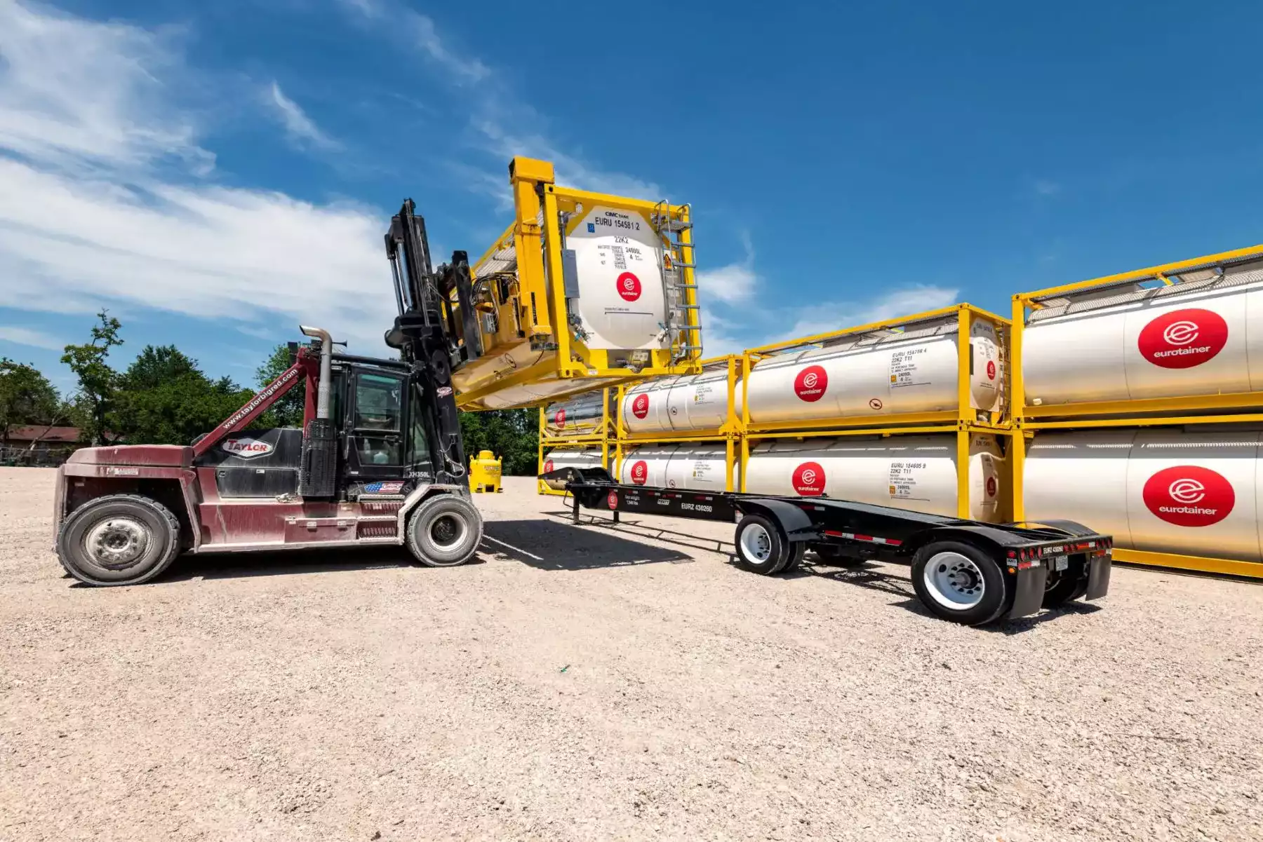 Liquid tank container fleet with lift on chassis - eurotainer