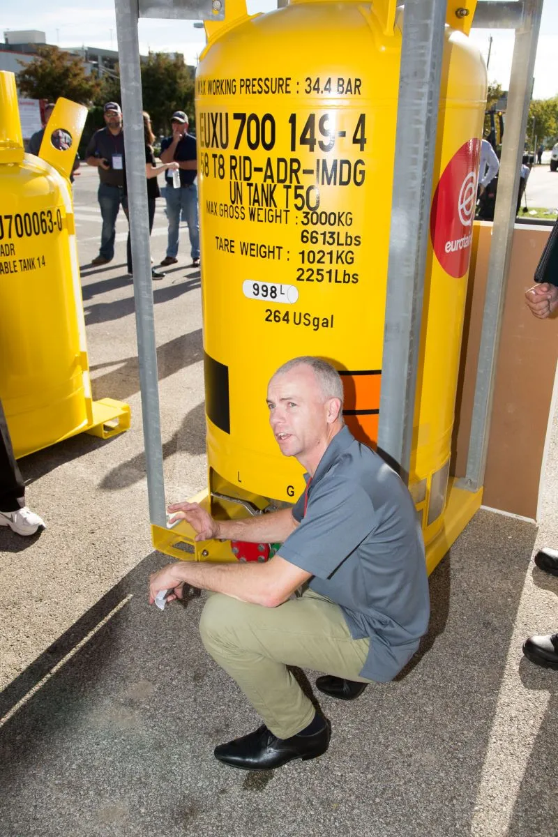 Gas cylinder T50 training with technician to customers - eurotainer 2019