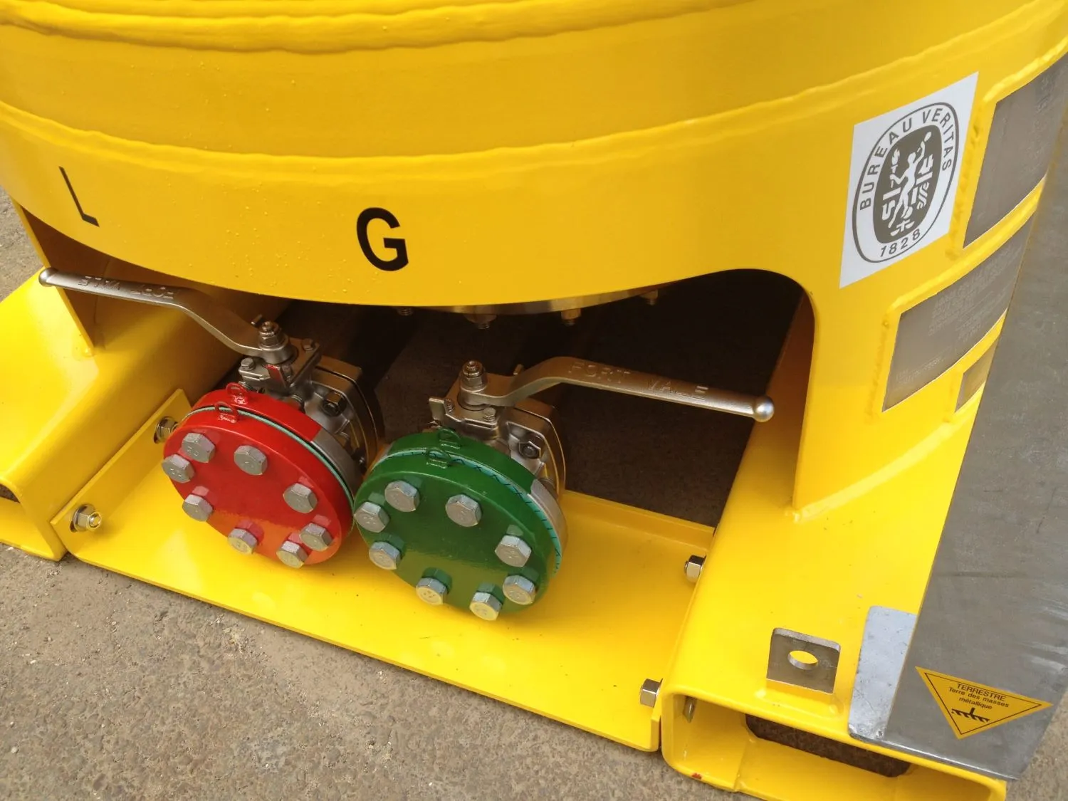 Gas cylinder with valve liquid and gas - eurotainer