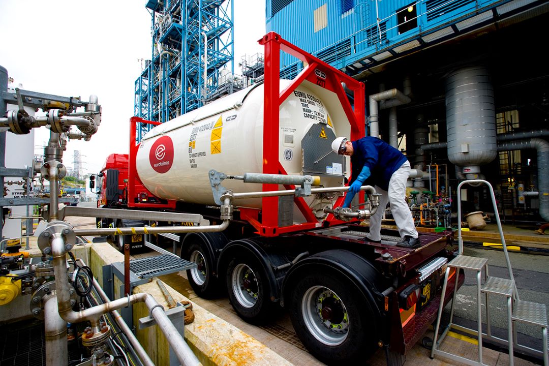 Gas tank container T50 on chassis with technician unloaded products on plant - eurotainer