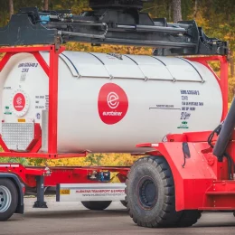 Gas tank container T50 unloaded on chassis with lift - eurotainer