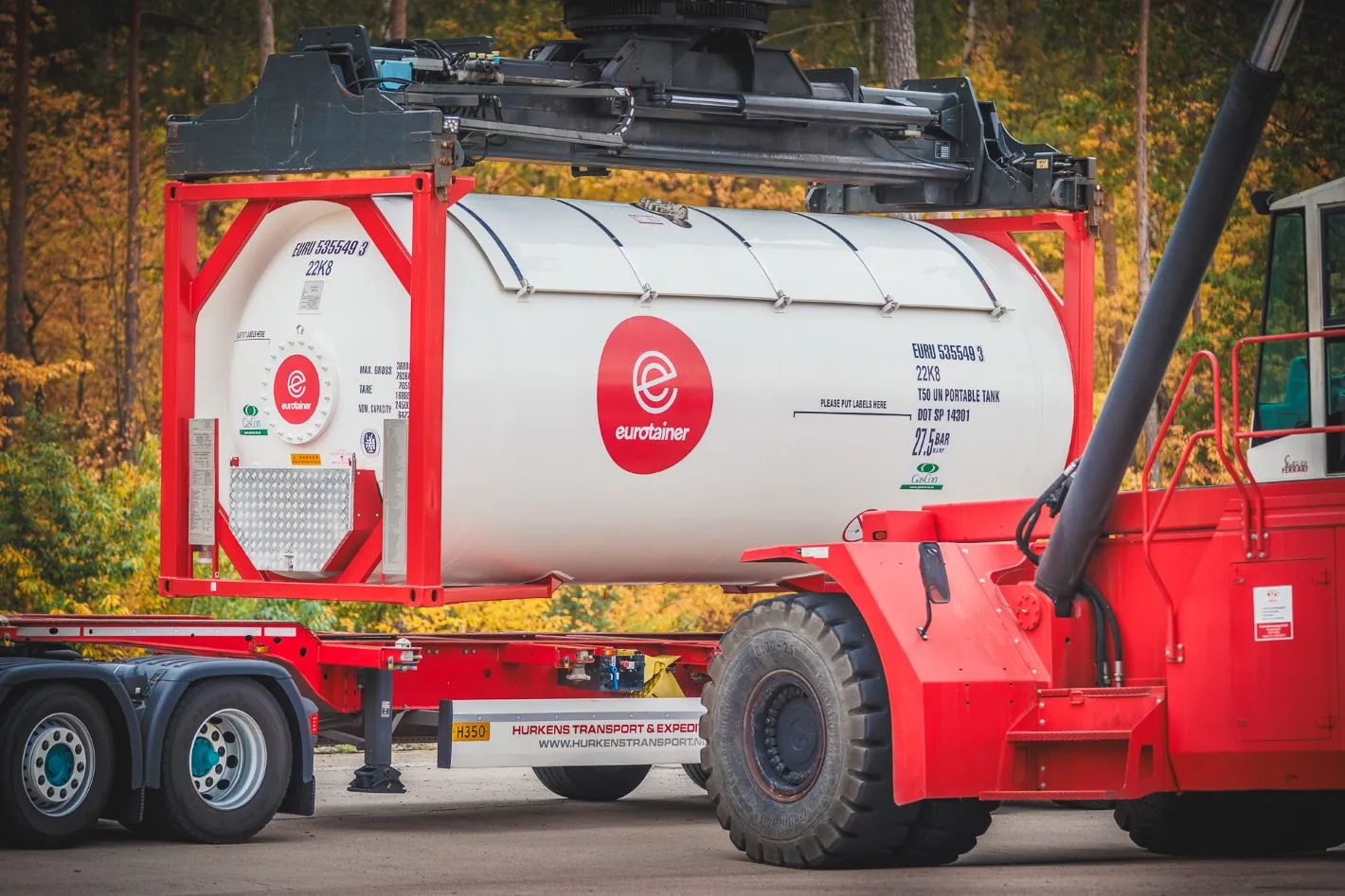 Gas tank container T50 unloaded on chassis with lift - eurotainer