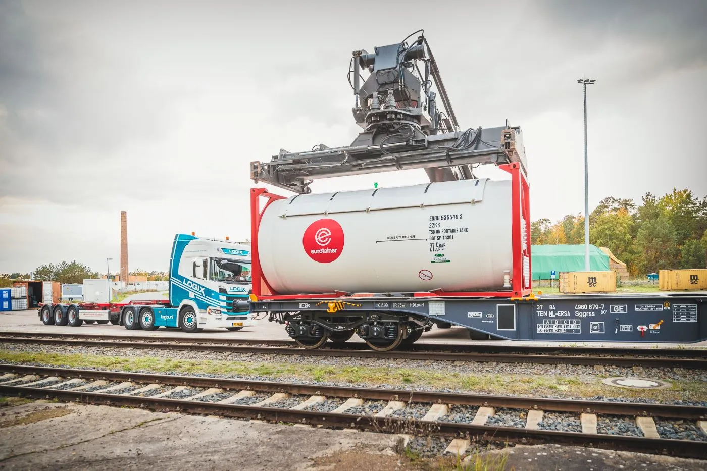 Gas tank container handling with lift on the railcar - eurotainer