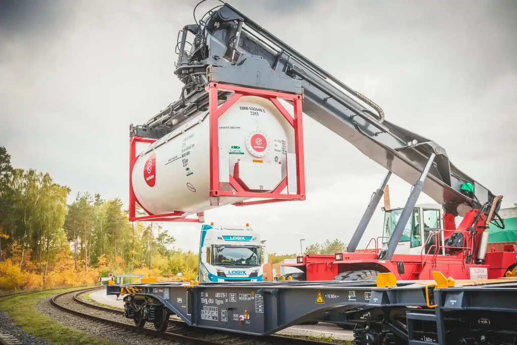 Gas tank container with lift on railcar - eurotainer