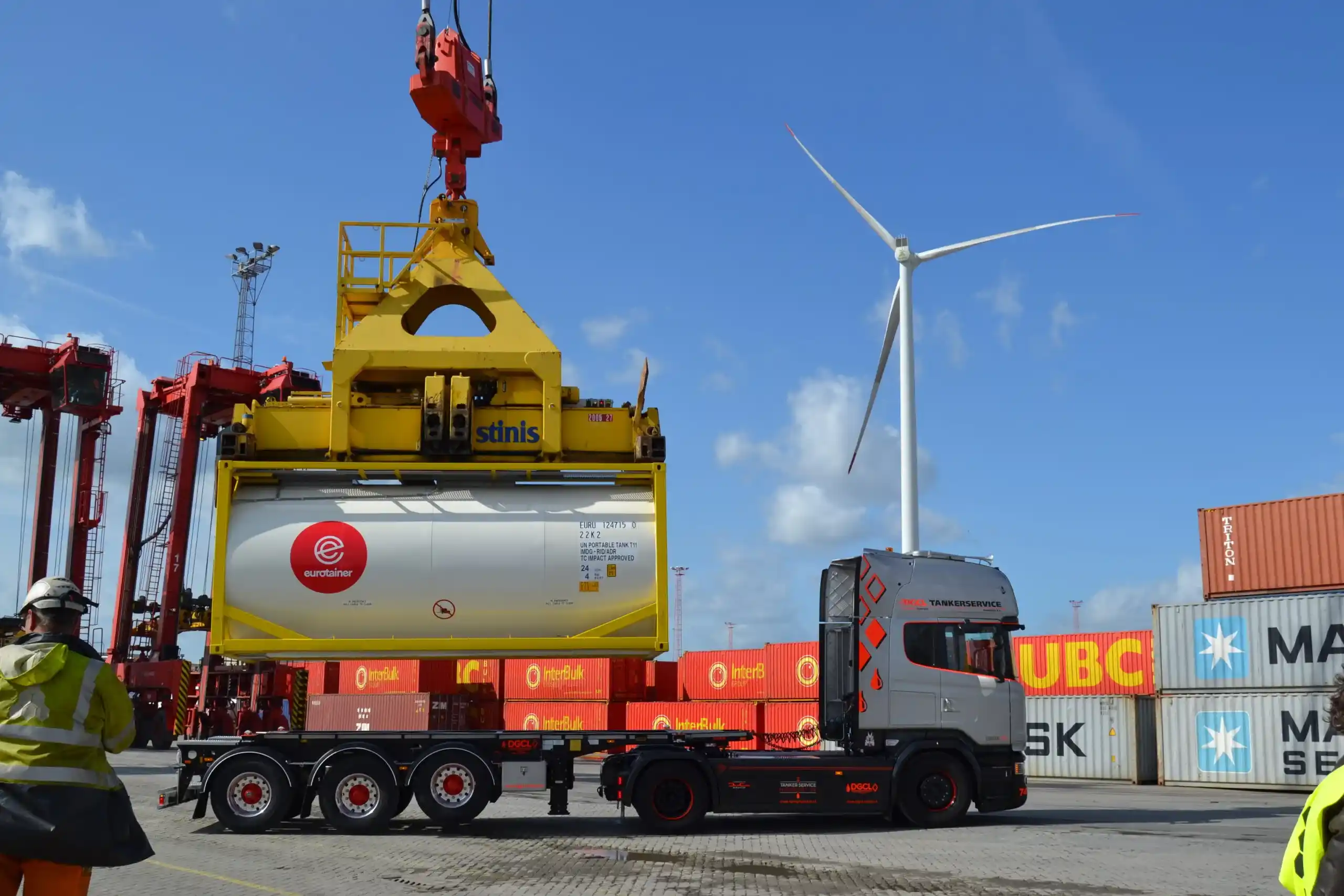T11 Tank container liquid on the truck with technician - eurotainer